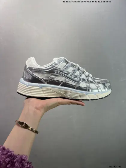 耐克 (NIKE)2025年新款 AIR MAX FIRE休闲鞋 气垫百搭厚底增高老爹运动跑步鞋IF2621-002 时尚利落,富有支撑力,是 Air Max 系列的热门鞋款. 合成材质与织物组合鞋面塑就出众耐穿性和结构感,搭配后跟 Air Max 缓震配置,缔造舒适缓震体验.Air Max 缓震配置舒适回弹,提供恰到好处的支撑效果,橡胶外底,缔造出色耐穿性和抓地力,合成材质与织物组合鞋面,泡绵中底,橡胶外底.分段式鞋底与 Air Max Plus 的设计相呼应,波浪状的鞋侧条纹则向经典的 Tailwind 系列致敬.特别值得一提的是,后跟处巧妙地安排了反向Swoosh设计,不仅彰显了独特的个性,更为这款鞋增添了不少话题性. 货号: IF2620 编码: 183JJD1123